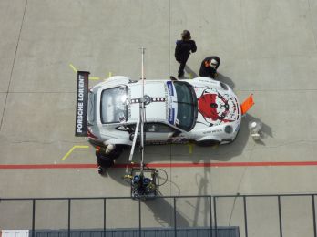 La Porsche GT3 R devant le box